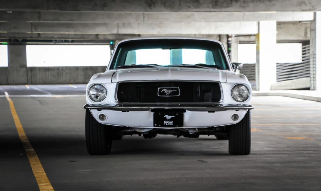 Voiture américaine classique importée - mustang face 1