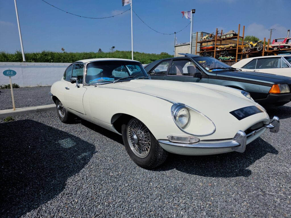 Voiture américaine classique importée - 20250427 122150