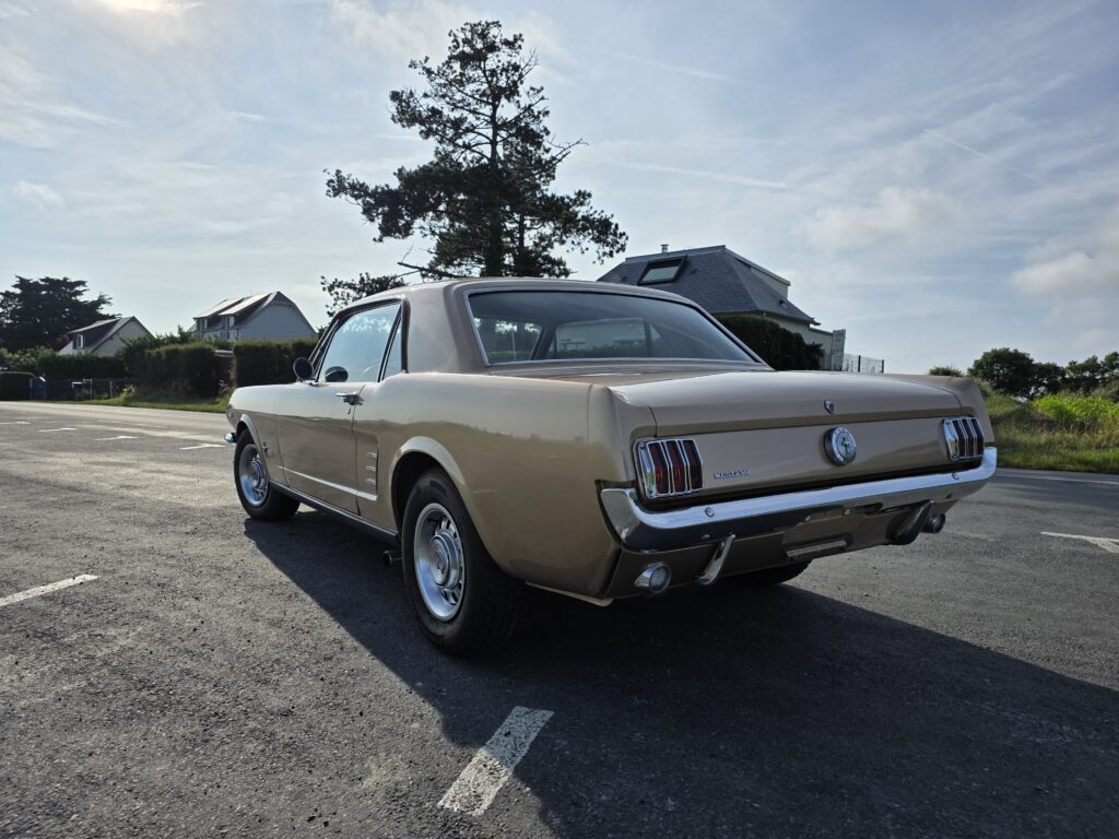 Voiture classique américaine de collection importée - Ford Mustang 1966 – V8 289ci – Boîte manuelle – Très bon état 12 Voiture américaine classique importée - 20250610 191232