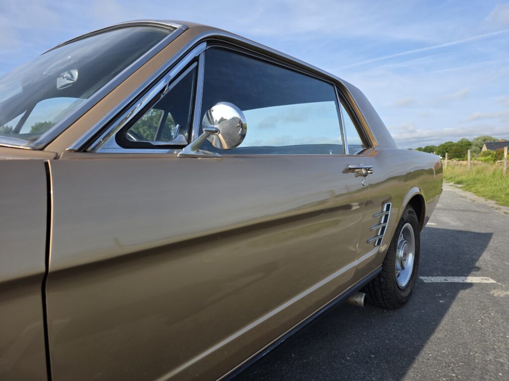 Voiture classique américaine de collection importée - Ford Mustang 1966 – V8 289ci – Boîte manuelle – Très bon état 10 Voiture américaine classique importée - 20250610 191620