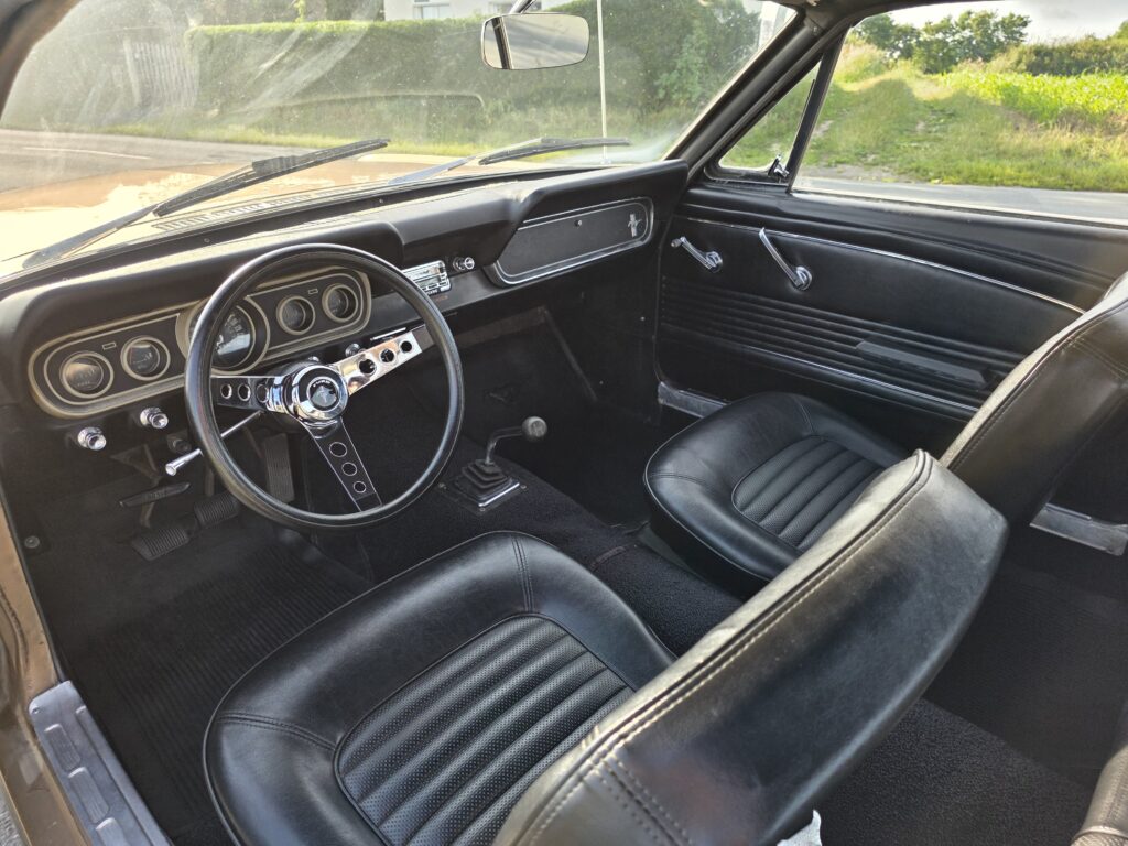 Voiture classique américaine de collection importée - Ford Mustang 1966 – V8 289ci – Boîte manuelle – Très bon état 33 Voiture américaine classique importée - 20250610 191924