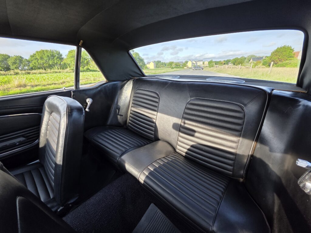 Voiture classique américaine de collection importée - Ford Mustang 1966 – V8 289ci – Boîte manuelle – Très bon état 42 Voiture américaine classique importée - 20250610 191951