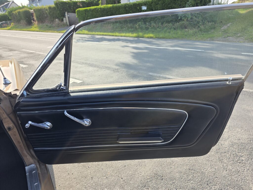 Voiture classique américaine de collection importée - Ford Mustang 1966 – V8 289ci – Boîte manuelle – Très bon état 40 Voiture américaine classique importée - 20250610 192038