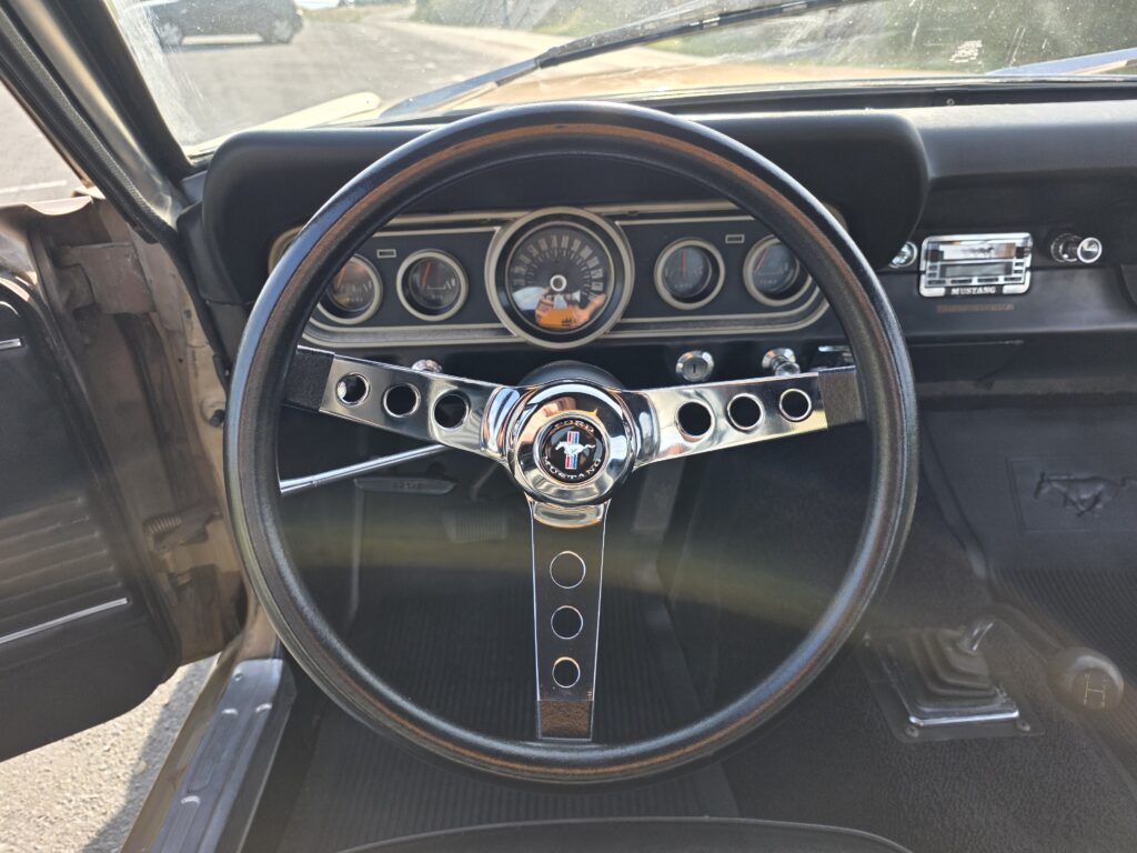Voiture classique américaine de collection importée - Ford Mustang 1966 – V8 289ci – Boîte manuelle – Très bon état 34 Voiture américaine classique importée - 20250610 192813