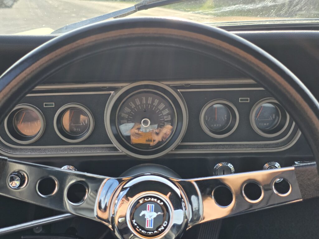 Voiture classique américaine de collection importée - Ford Mustang 1966 – V8 289ci – Boîte manuelle – Très bon état 35 Voiture américaine classique importée - 20250610 192851