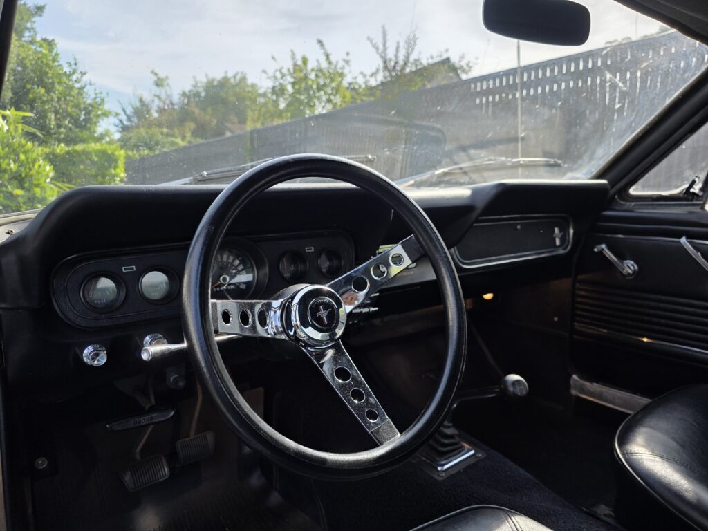 Voiture classique américaine de collection importée - Ford Mustang 1966 – V8 289ci – Boîte manuelle – Très bon état 35 Voiture américaine classique importée - 20250704 181544